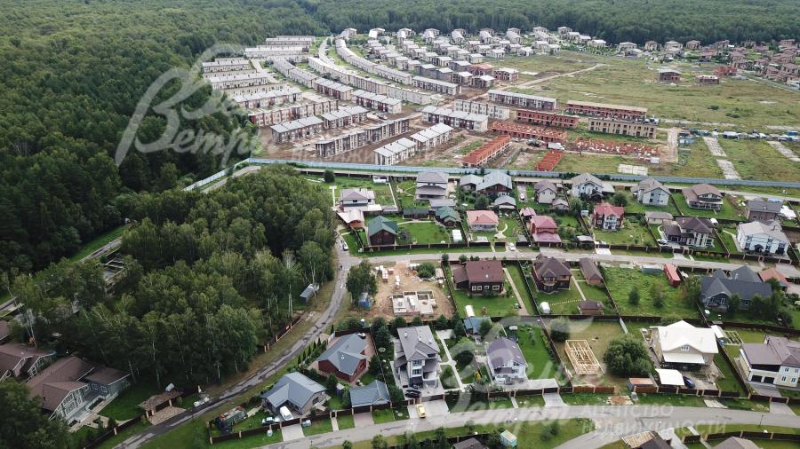 Посёлок расположен рядом с озером, рекой, лесом и остановкой общественного транспорта