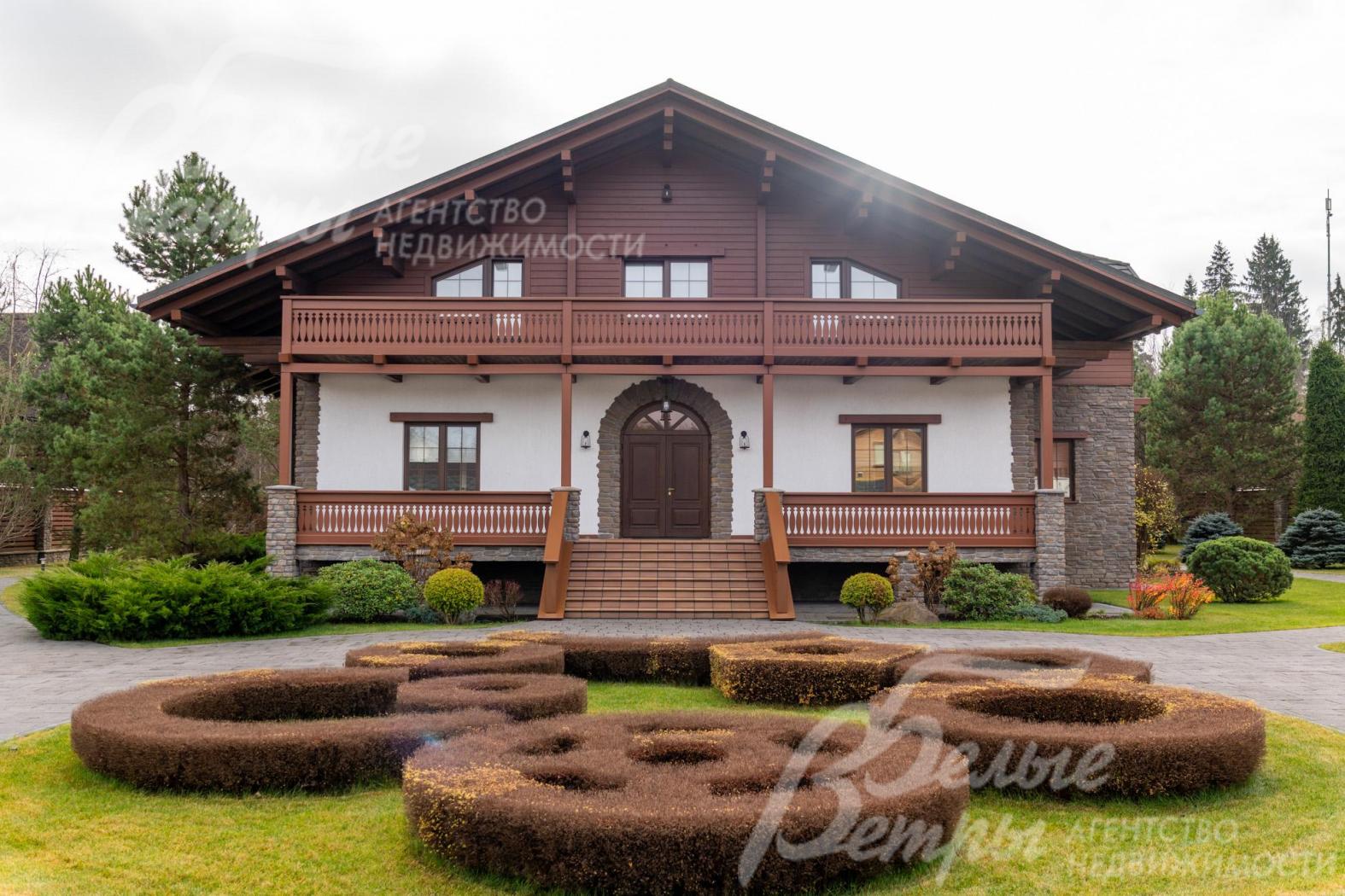 Комбинированная отделка фасада дома включает штукатурку, немецкую краску, искусственный камень, лиственницу экстра-класса