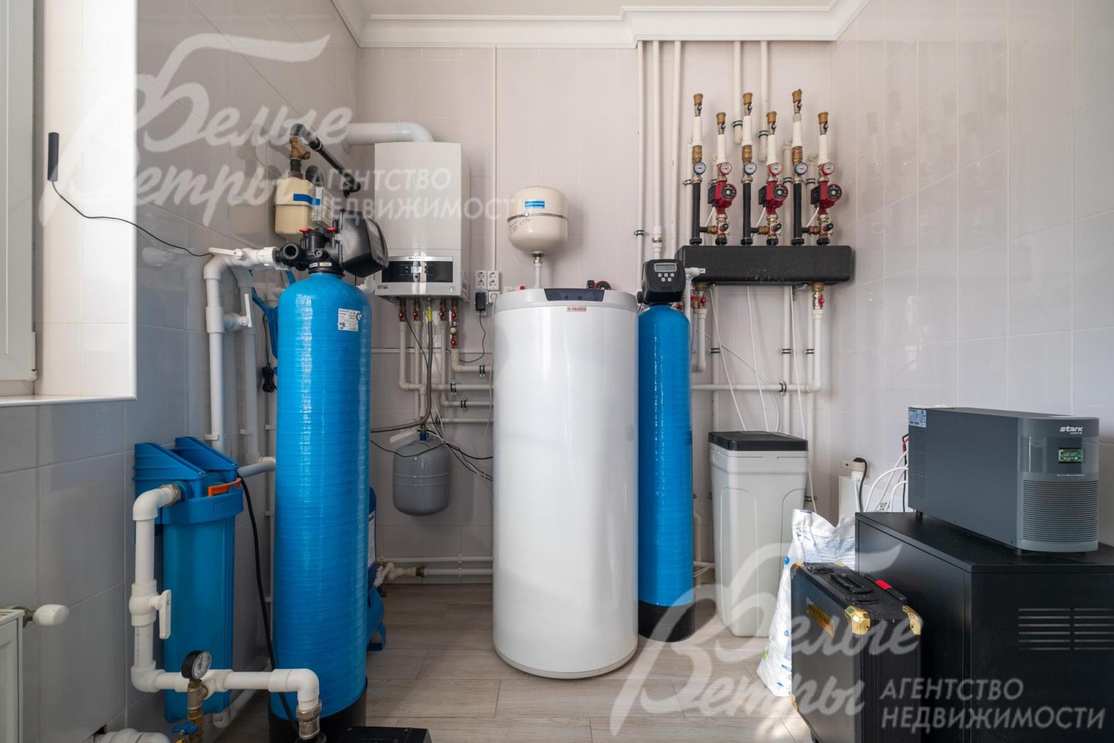 Котельная - на первом этаже с отдельным входом с террасой, установлены настенный котёл Buderus мощностью 35 кВт и накопительный бак объёмом 200 л марки Drazice