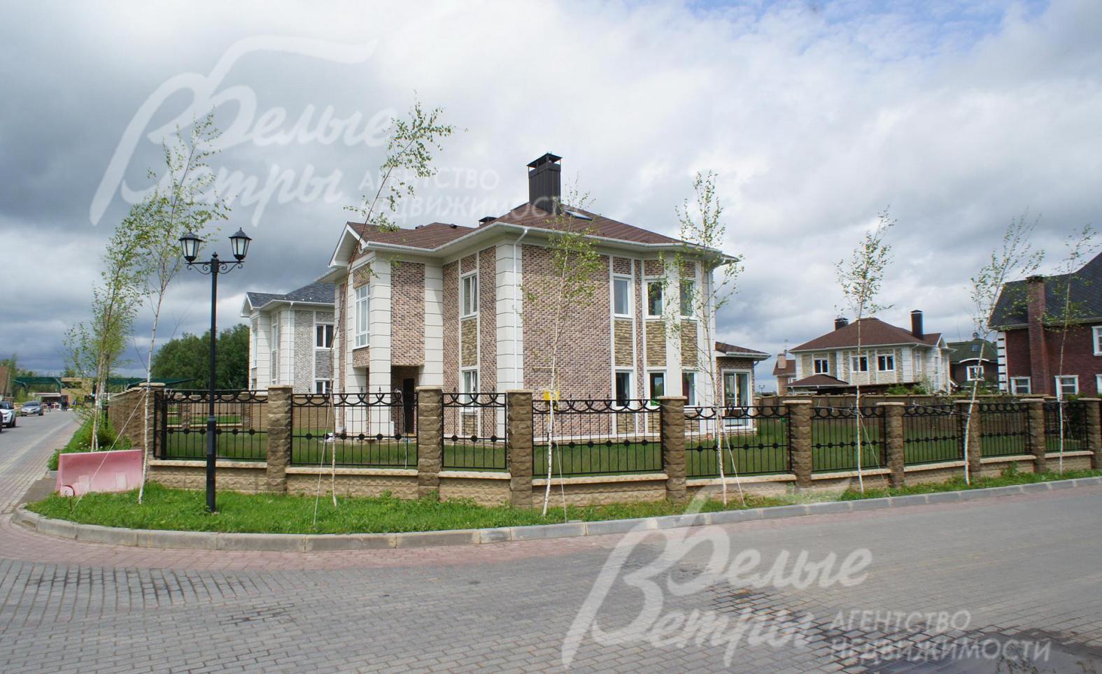 В поселке широкие дороги, выложенные брусчаткой