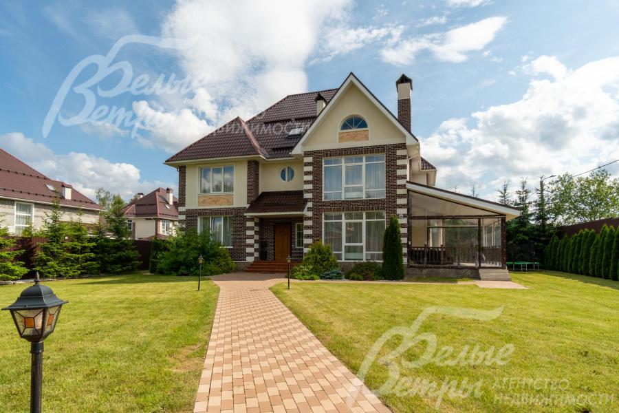 На территории участка высажены 15 елей, 50 туй, сосна, взрослые березы