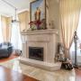 Гостиную украшает дровяной камин, отделанный натуральным мрамором