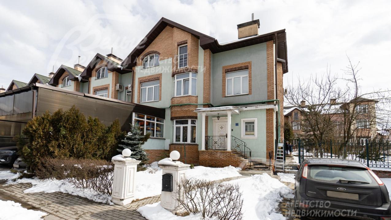 Участок огорожен забором