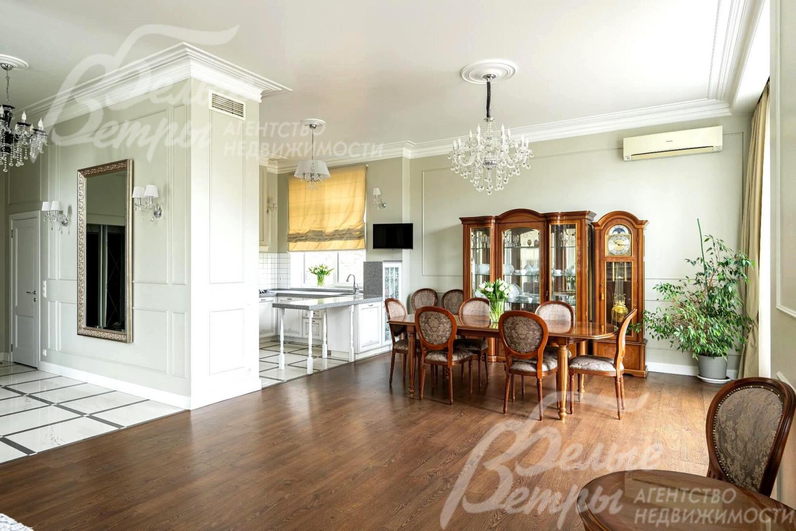 Зона столовой с обеденным гарнитуром в итальянском стиле.