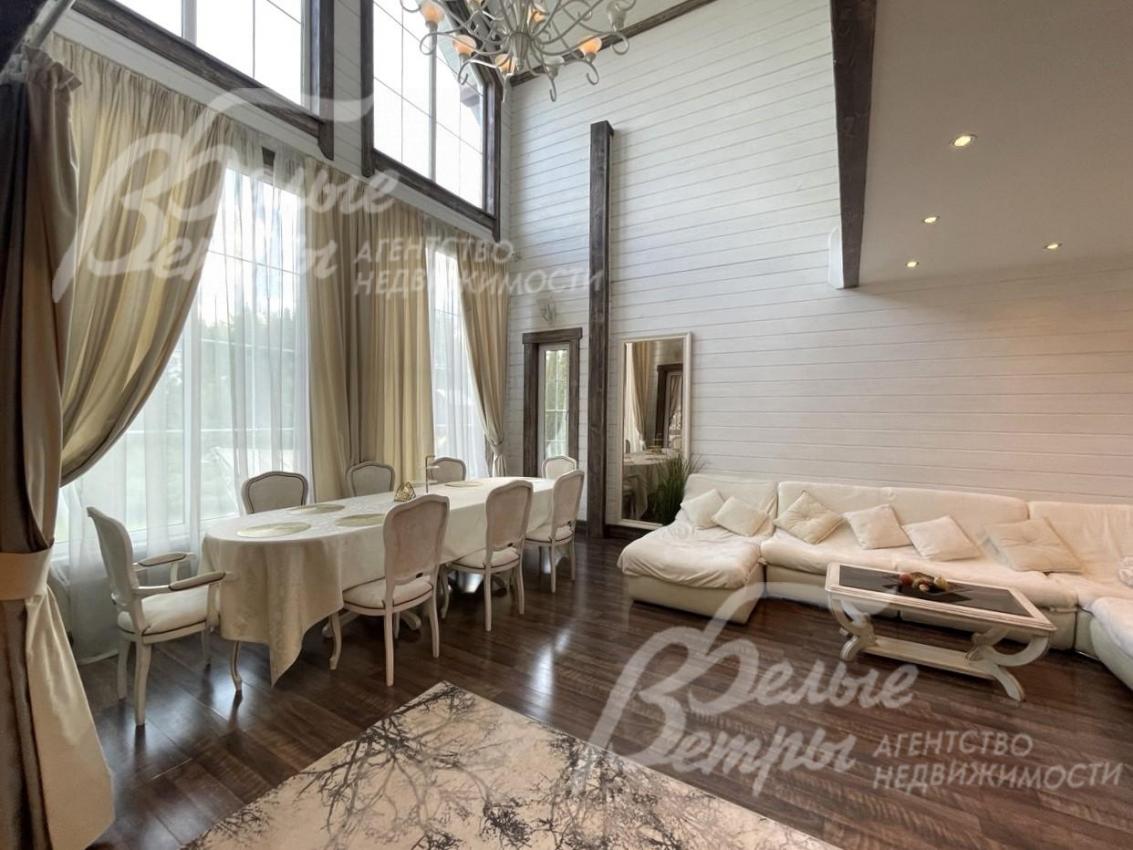 Зона столовой с обеденной группой на 8 персон