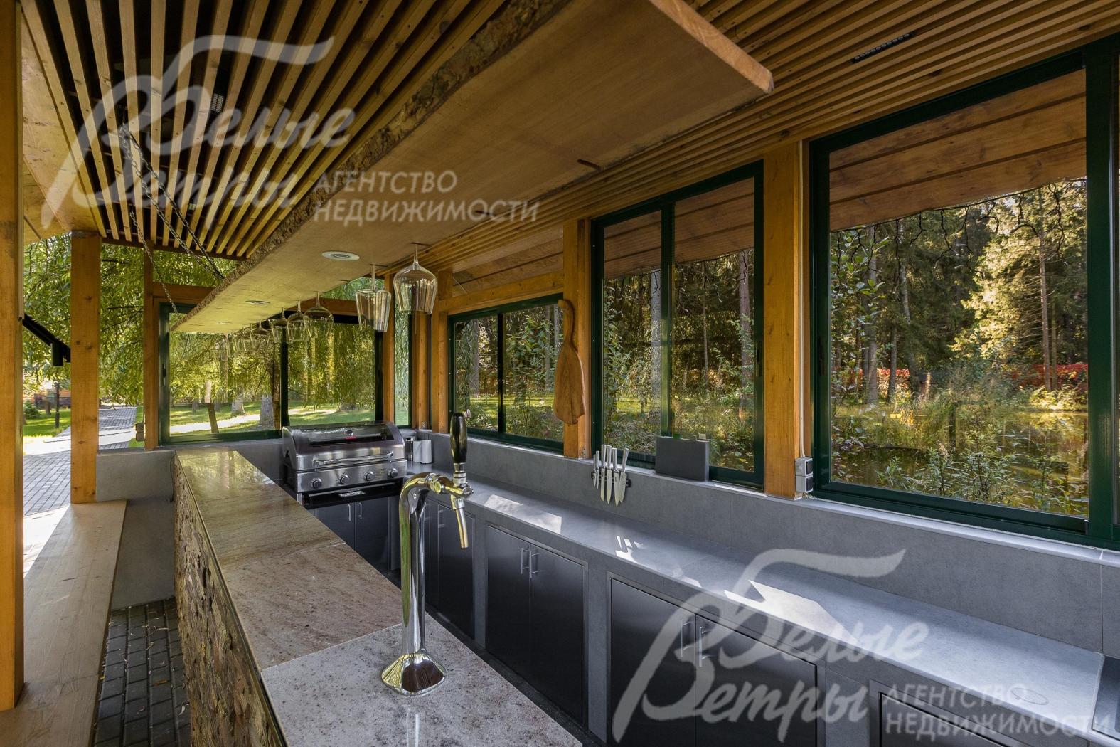 Летняя кухня - с алюминиевыми раздвижными окнами с трёх сторон и баром с кег-мастером (установкой для розлива пива)