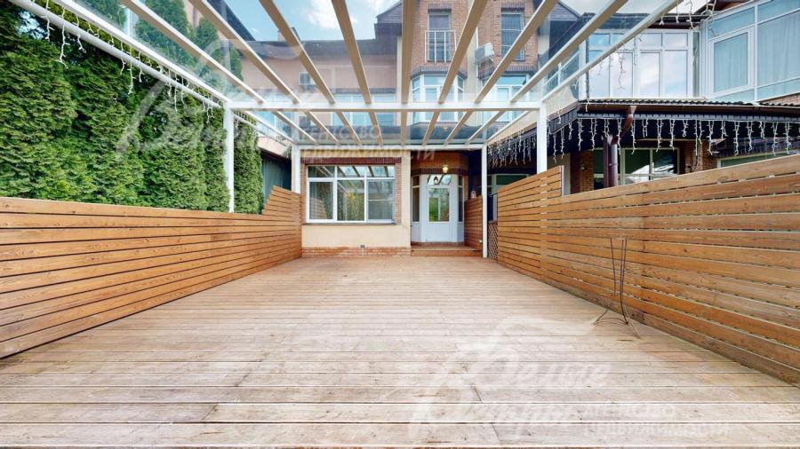 Крытая веранда во внутреннем дворе