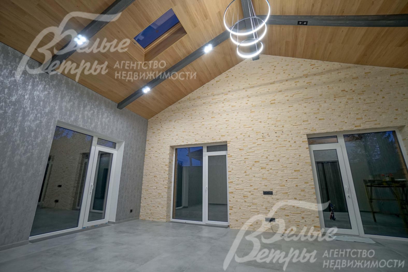 Гостиная со вторым светом, большой зоной остекления и мансардными окнами