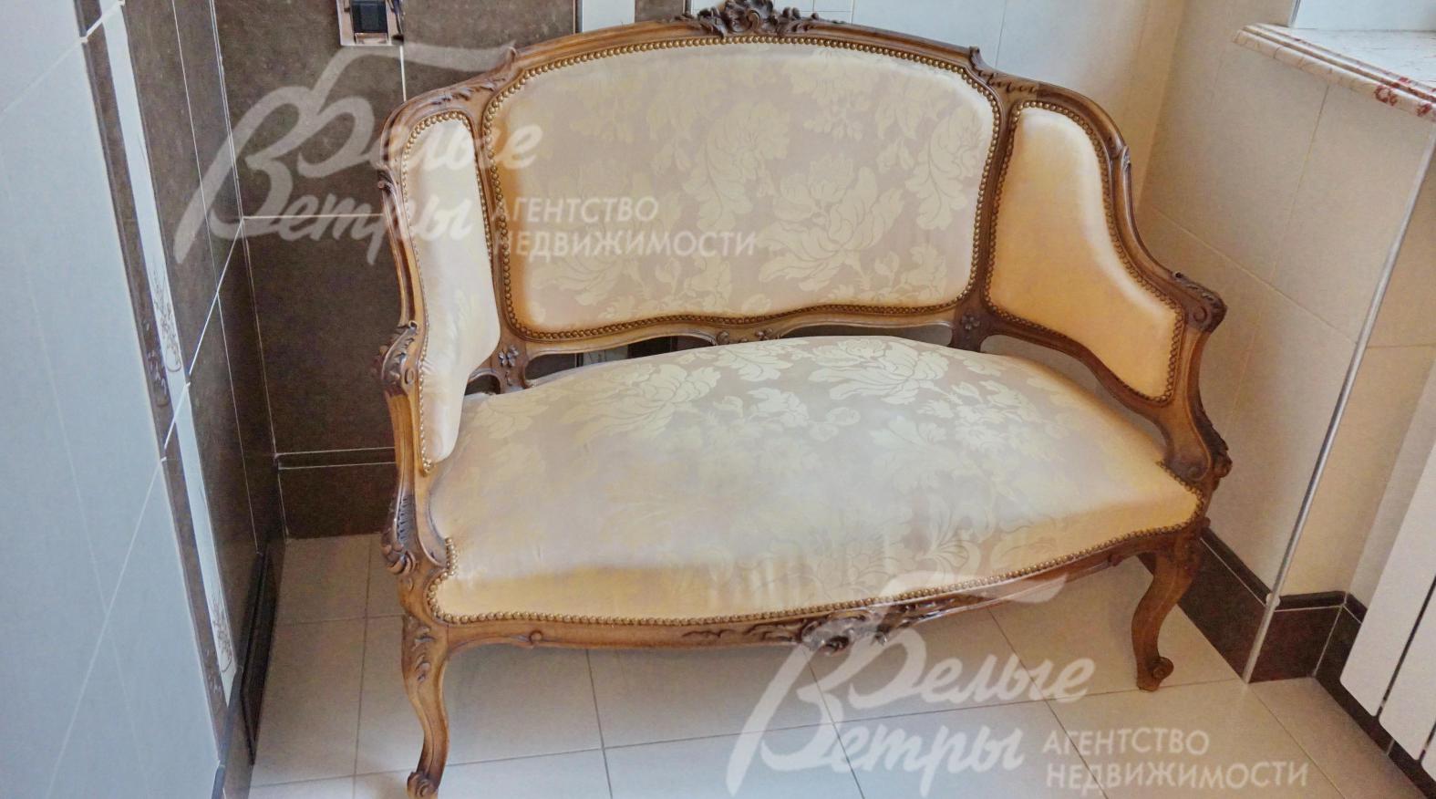 Софа ручной работы в зоне отдыха