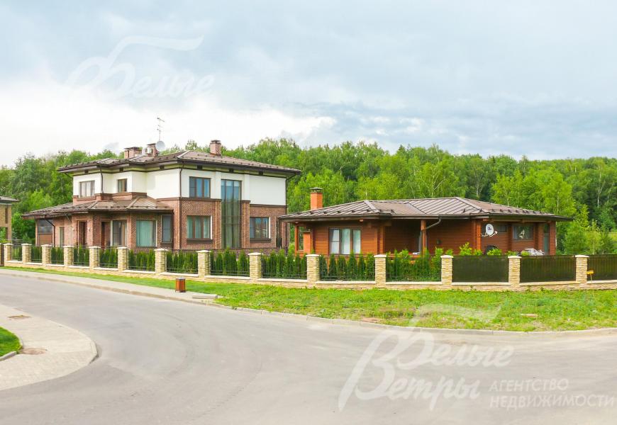 Дом построен по технологии -монолитный каркас заполненный  керамическими блоками POROTHERM, облицован - штукатурка и клинкерная плитка немецких производителей – Feldhaus, кровля - фальцевое металлическое покрытие RUUKI (пр-во Финляндия).