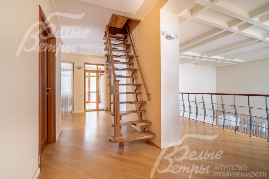 В доме есть утеплённая мансарда, вход на неё - через выдвижную лестницу