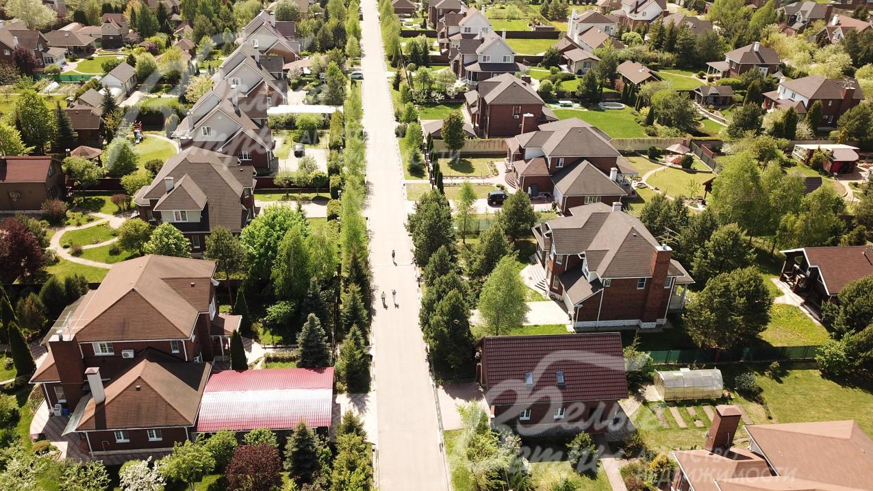 Дома в поселке Ильичевка в едином стиле