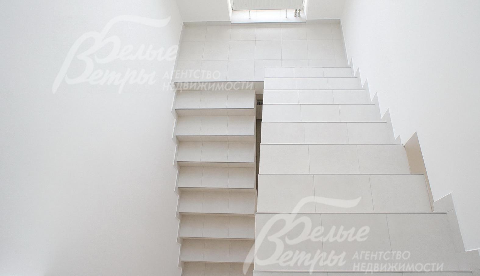 Лестничный марш бетонный, отделан плиткой