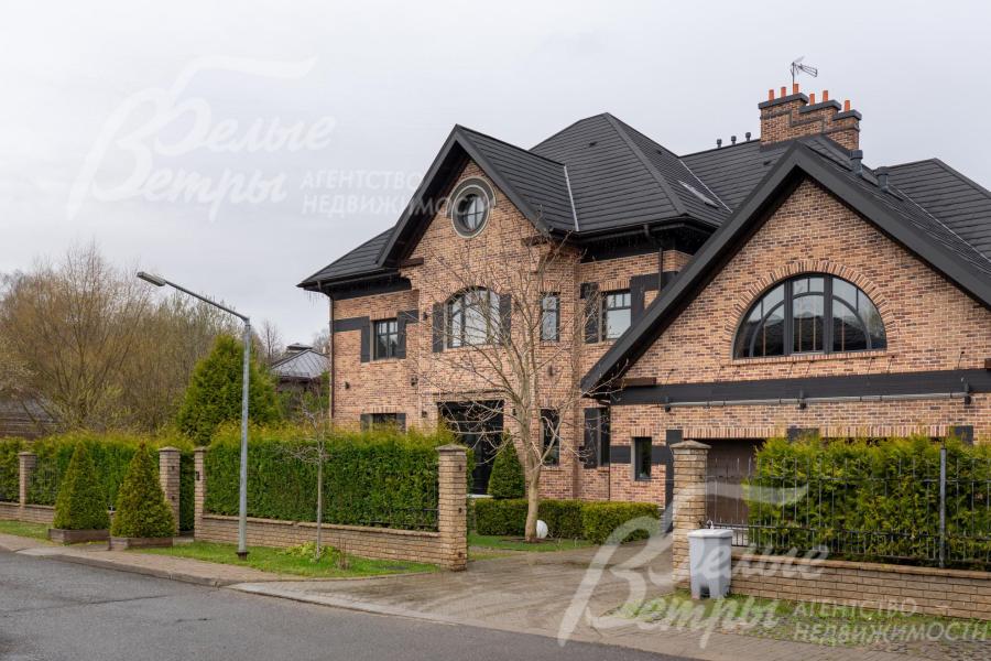 Участок расположен в 50 метрах от большого смешанного лесного массива и рядом с живописным прудом посёлка