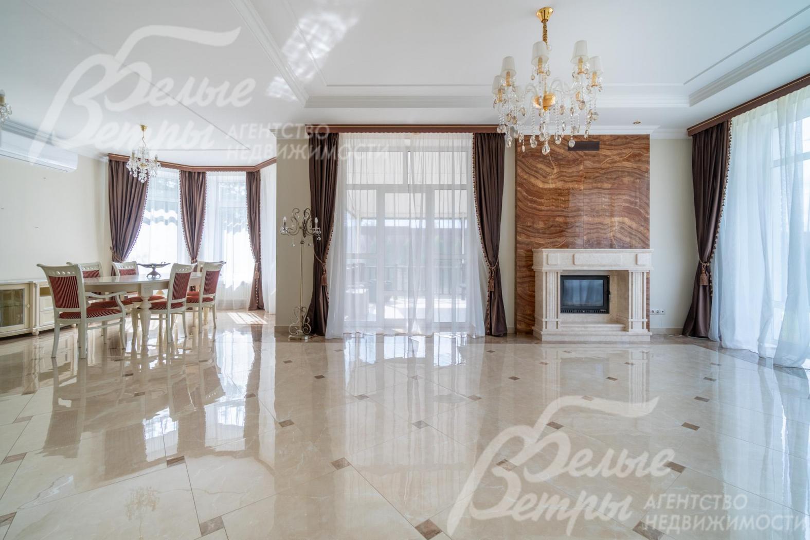 В доме выполнена благородная качественная отделка в светлых тонах