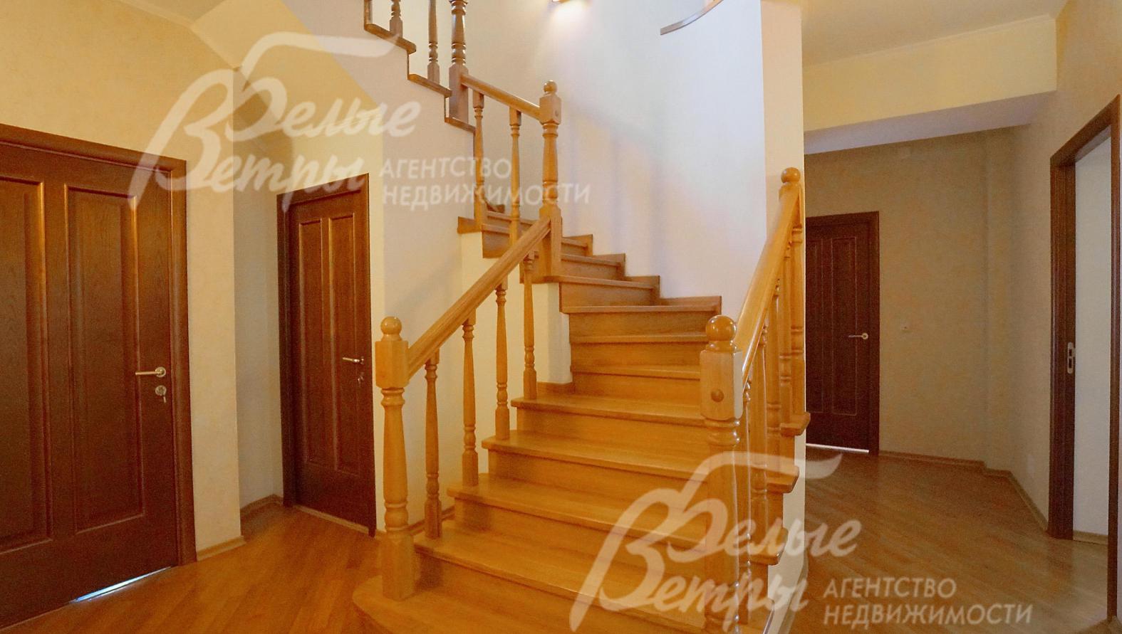 Лестница из дуба шириной 121 см