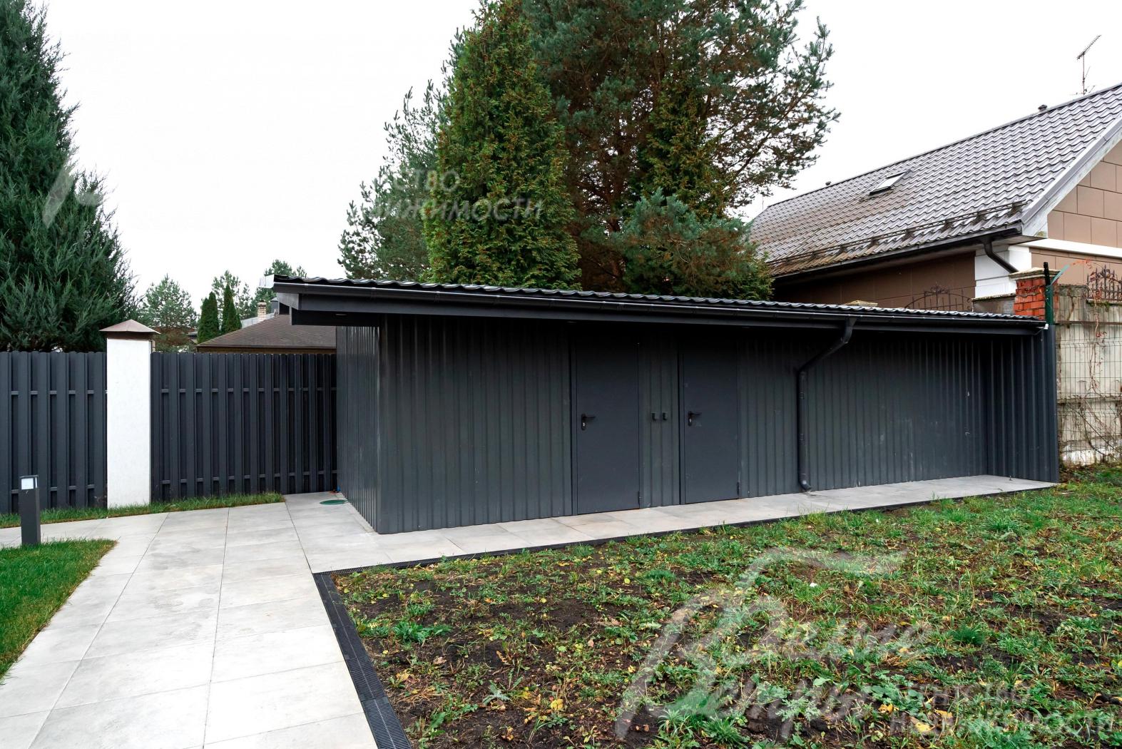 На участке построен хозяйственный блок с генераторной