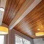 Потолок отделан красивый затонированной доской. Во всем доме - модные светильники 