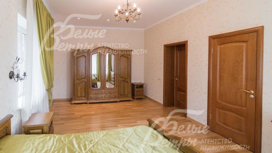 Также в спальнях шкафы, тумбы, комоды