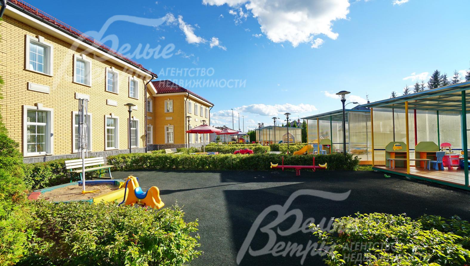 На территории поселка Империал действующие детский сад и школа