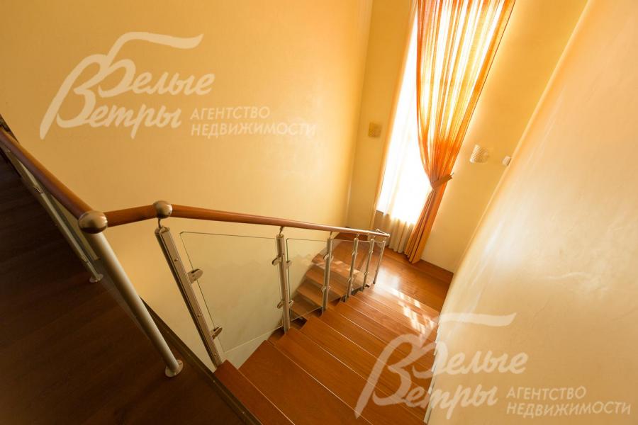 Деревянная лестница из красного дерева на металлическом каркасе. Ограждение - стекло триплекс