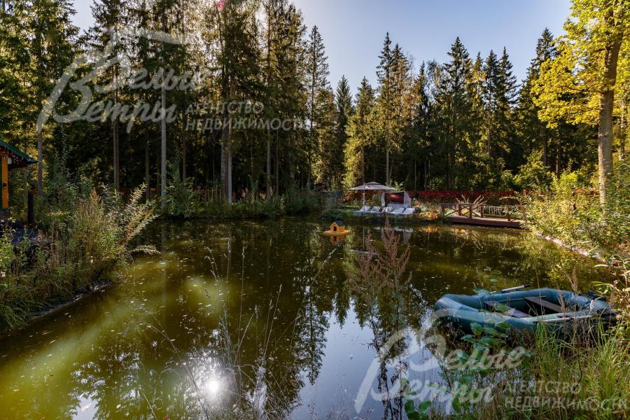 На участке есть собственный живописный пруд с уютными домиками для уток и лебедей