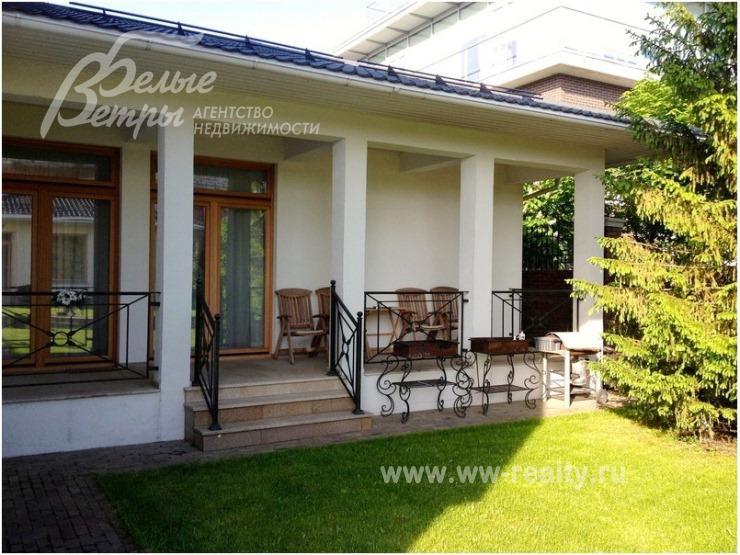 Выход во дворик на тыльную сторону участка