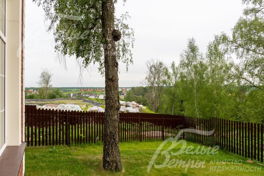 Участок по периметру огорожен забором.