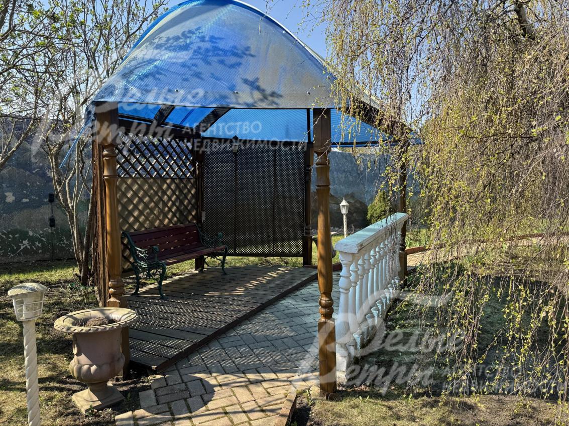 Одна из беседок на участке