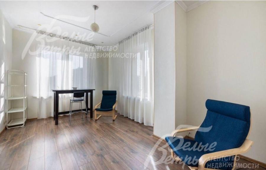 Интерьер кабинета выполнен в минималистичном стиле, помещение выглядит просторно и воздушно благодаря светлым стенам и большому количеству естественного света