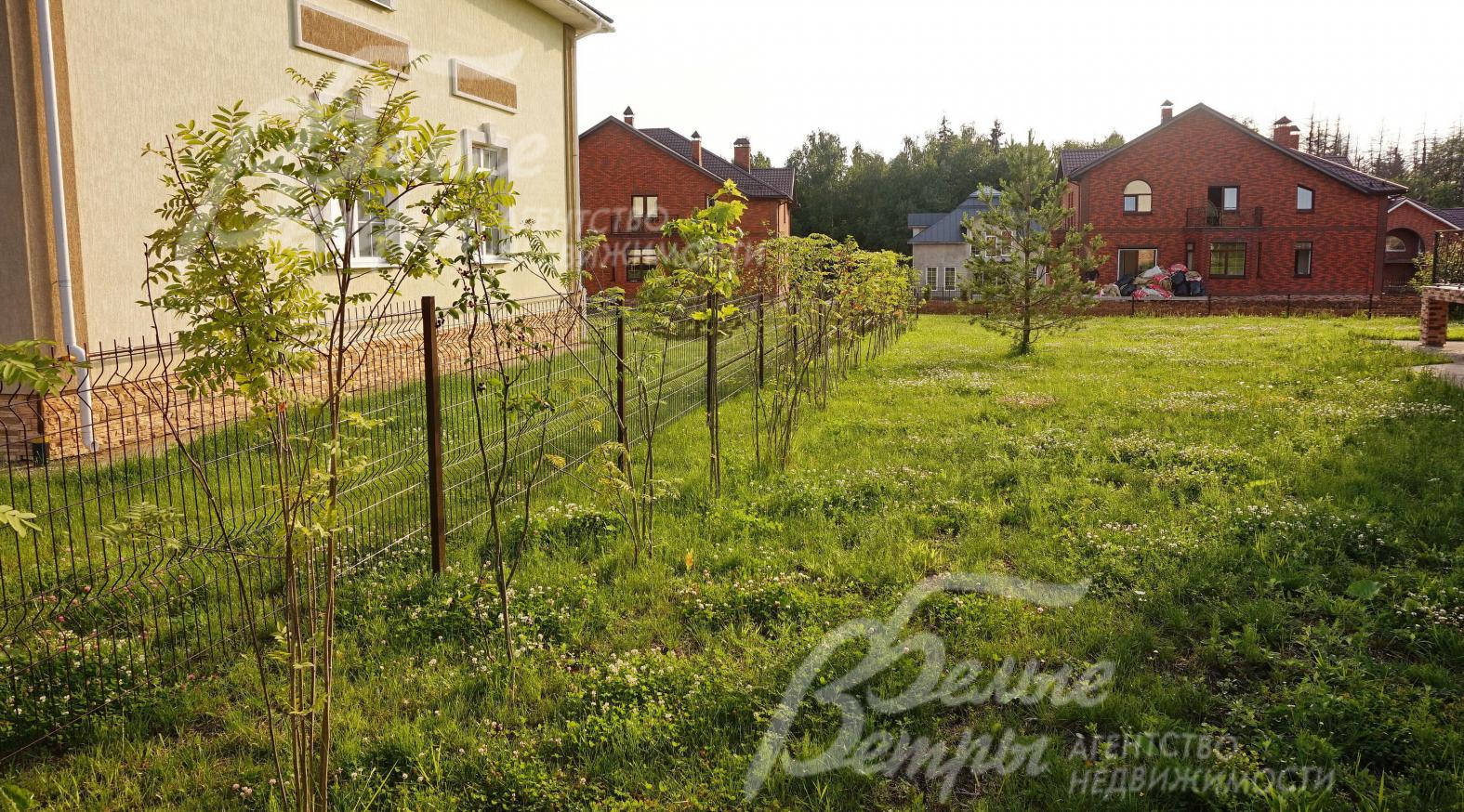 Участок выровнен, выполнен дренаж, организован газон