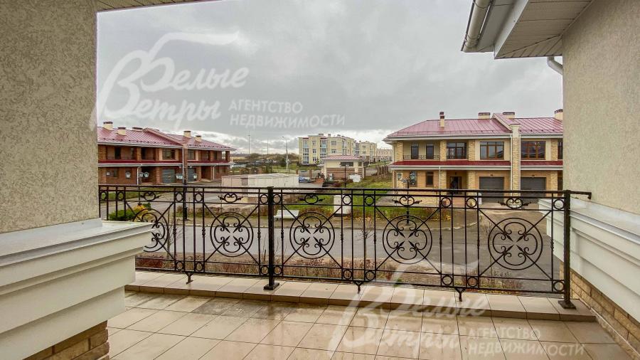 Балконы и террасы отделаны плиткой, ограждения - художественная ковка