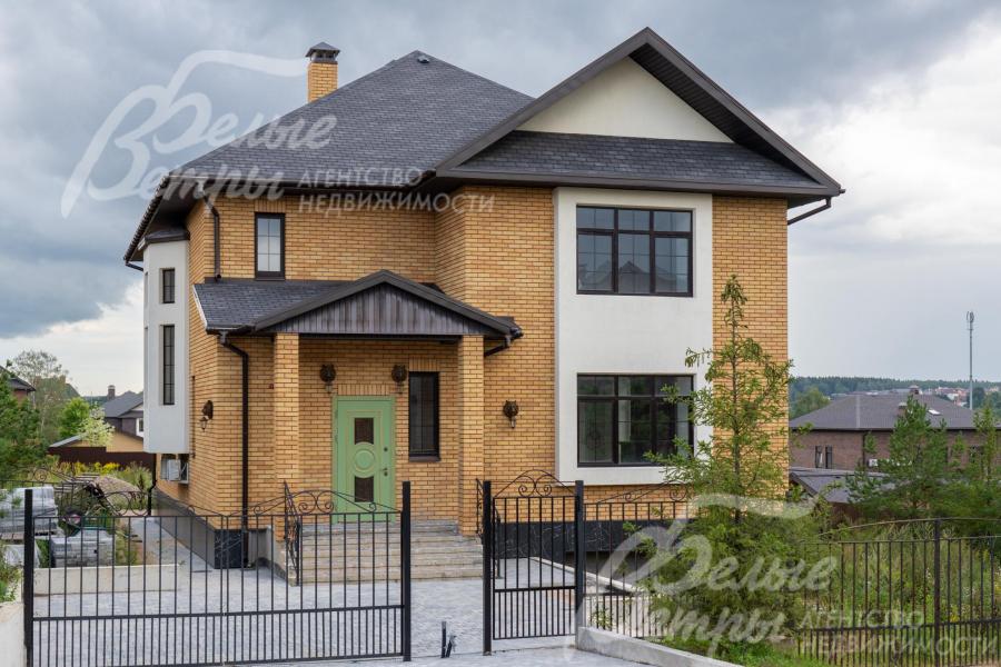 Новый дом в стиле современной классики с отделкой фасада немецким клинкерным кирпичом