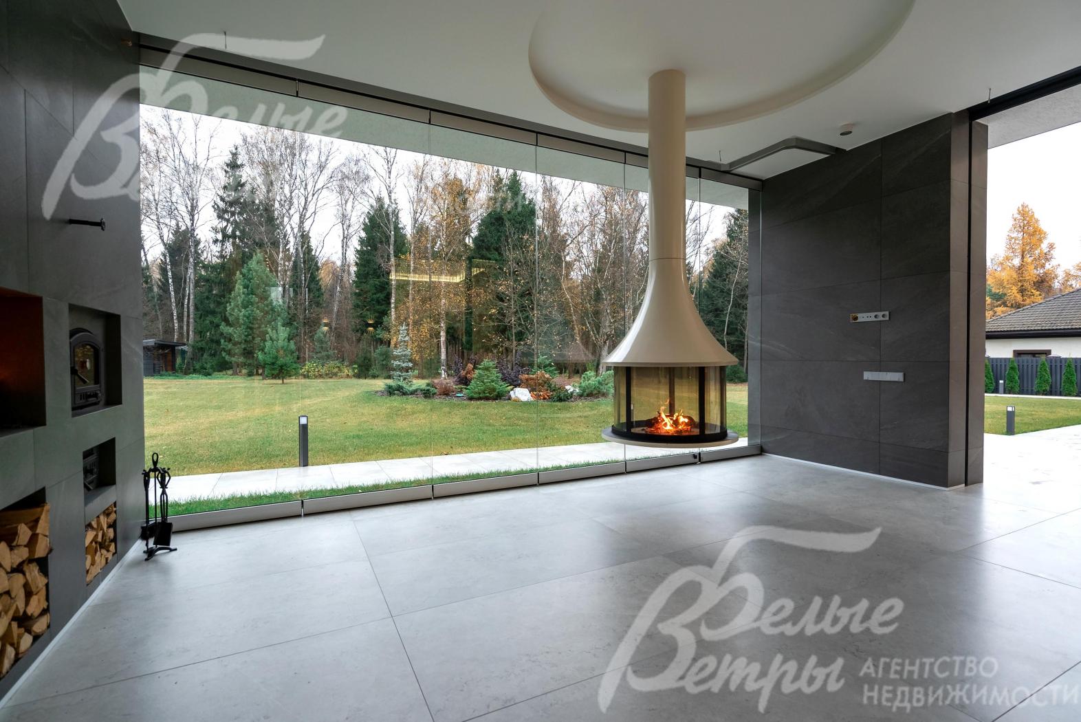 На террасе - раздвижное панорамное остекление, тканевые автоматические мягкие двери