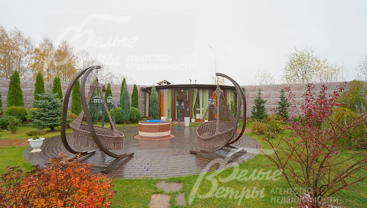 В центре участка очаг-кострище