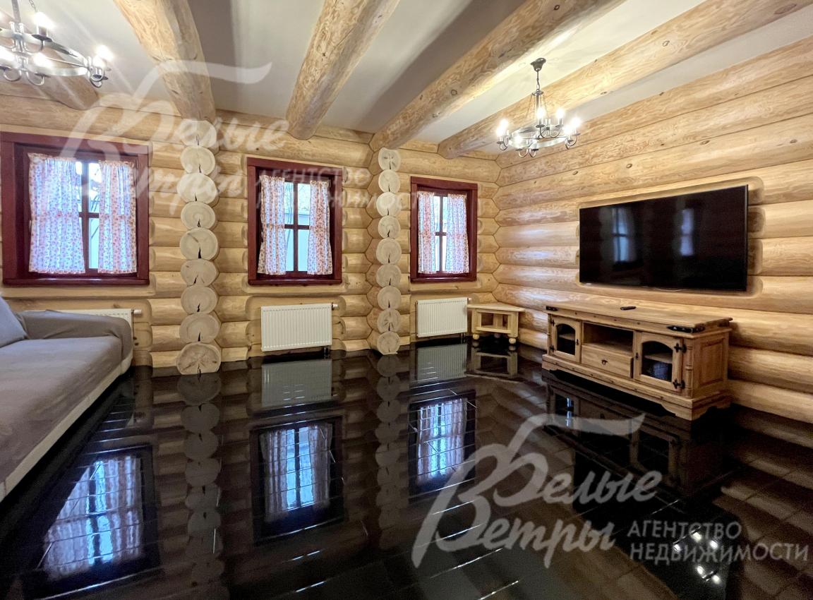 Интерьер в стиле старинной русской избы дополнен люстрами LUSTRARTE