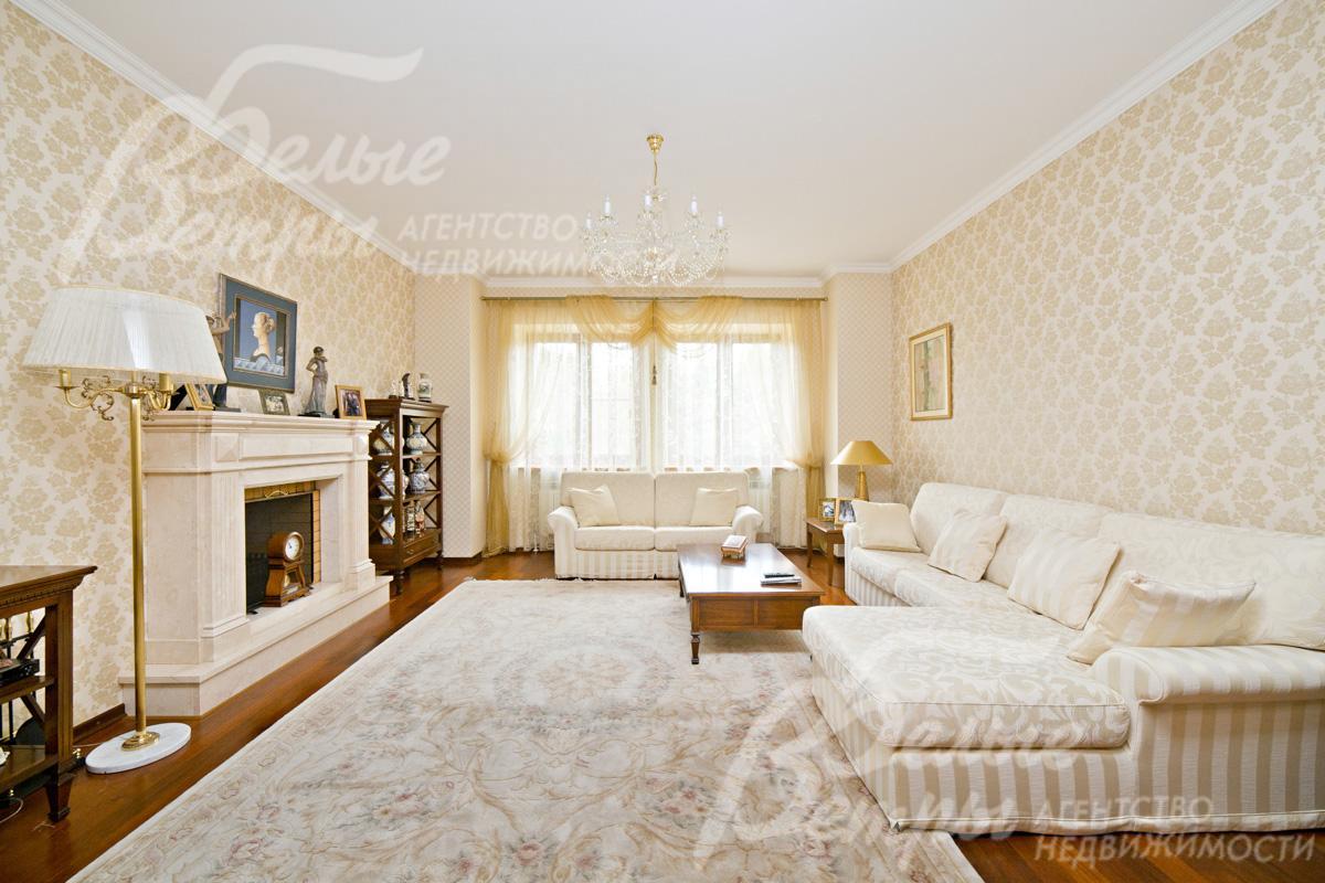 Выполнена отделка в классическом стиле с использованием дорогих натуральных материалов