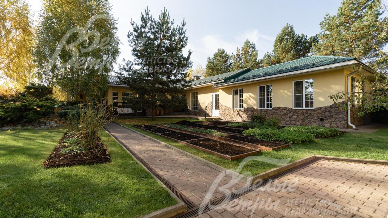 Вспомогательное одноэтажное строение 133 кв.м с бассейном 