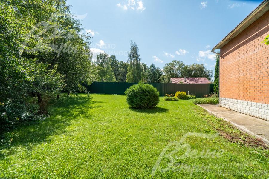 Участок ровный с деревьями и ландшафтным дизайном