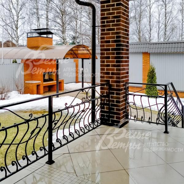 Выход на участок через террасу