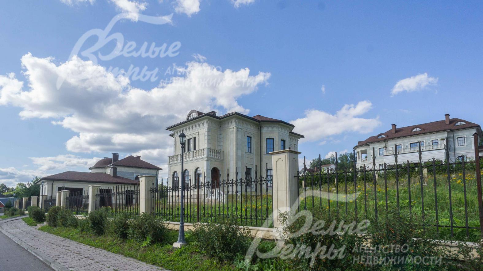 Участок 24 сотки огорожен забором в едином стиле поселка Идиллия