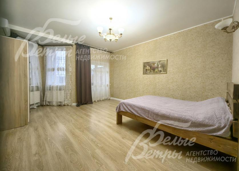 Спальня с балконом на втором этаже