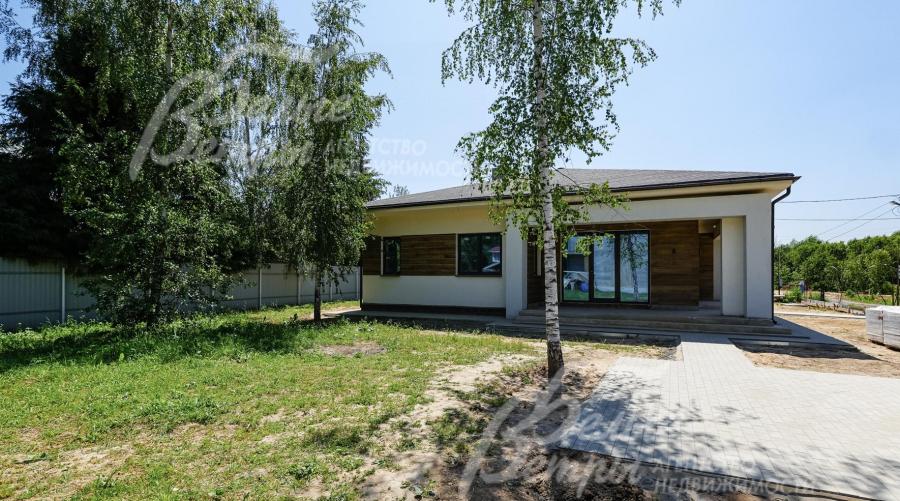 На участке несколько взрослых деревьев