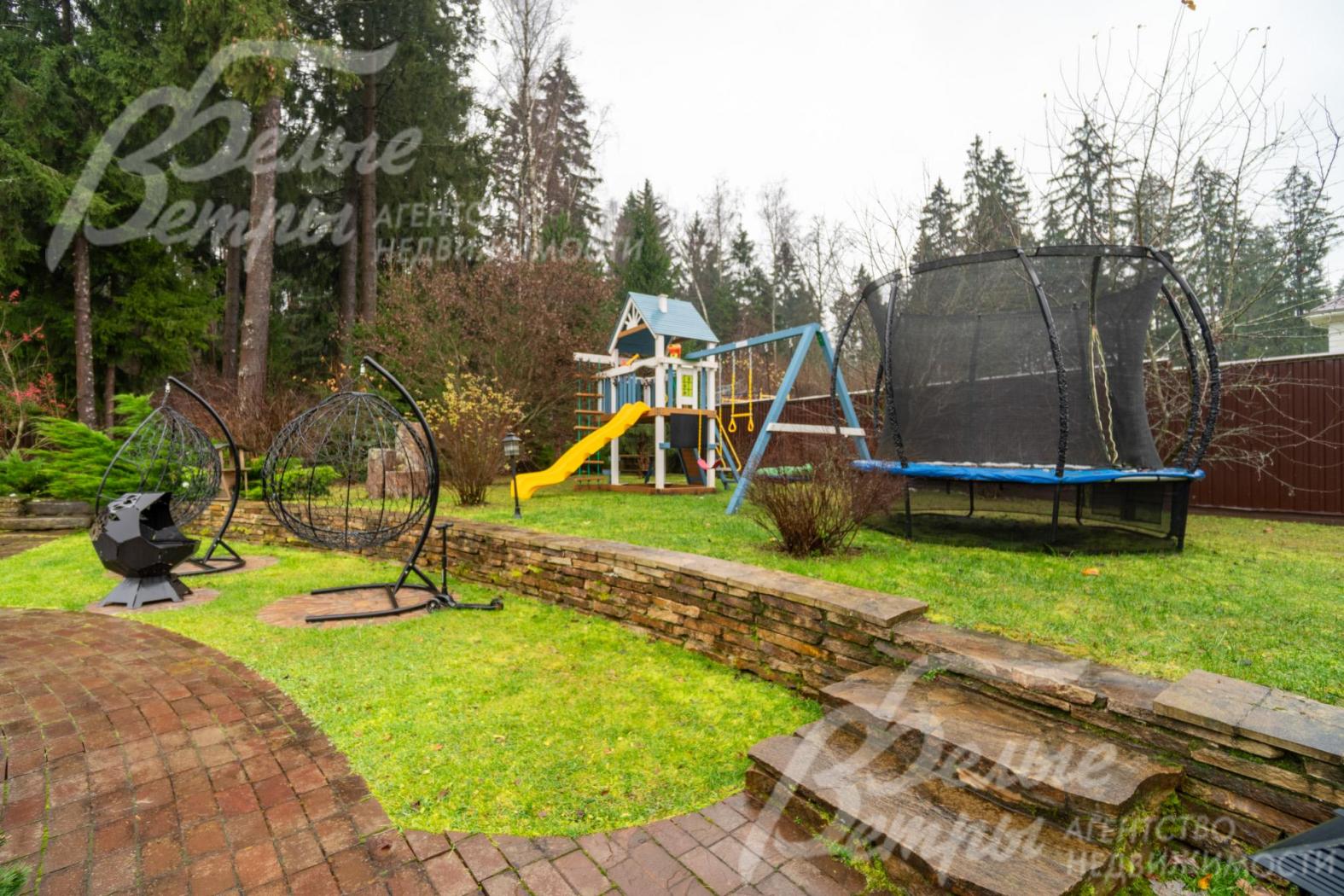 На участке оборудована большая детская площадка с кормушкой для белок 