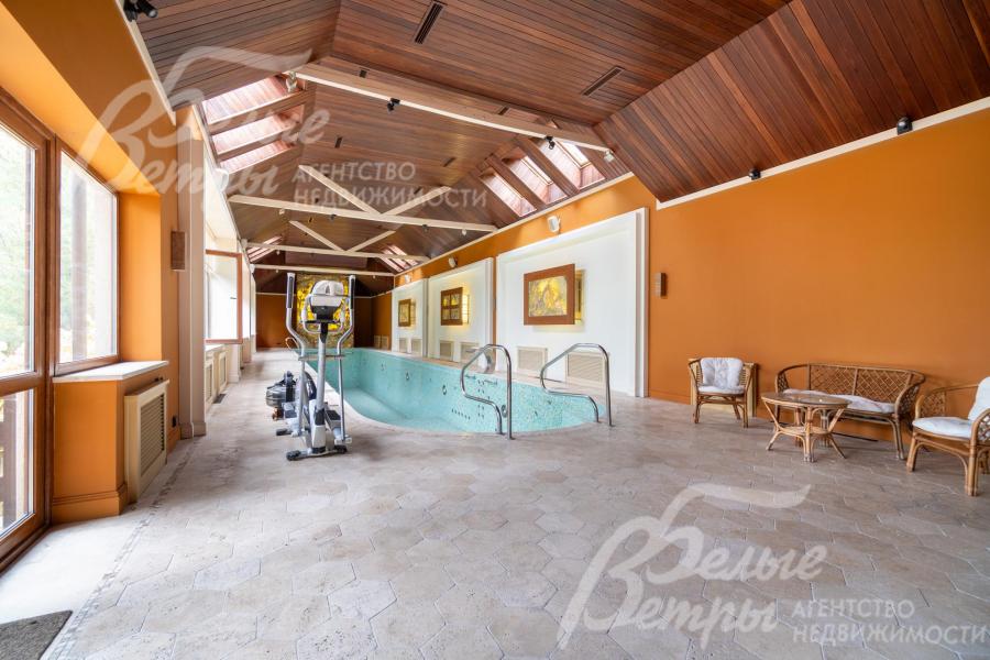 Рядом с бассейном установлены тренажёры, есть зона для отдыха