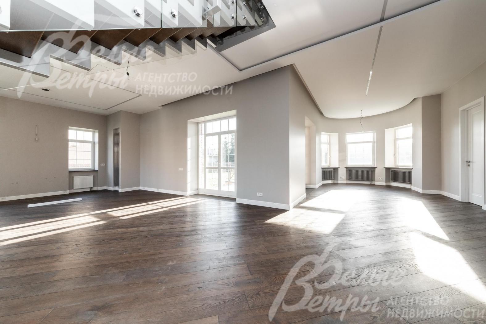 Выполнена современная отделка в светлых тонах