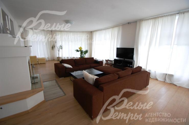 Дом укомплектован дорогой импортной мебелью в стиле хай-тек