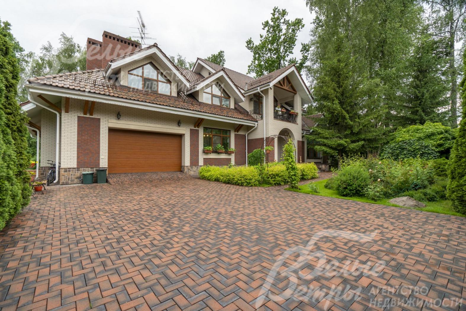 Открытая парковка перед гаражом