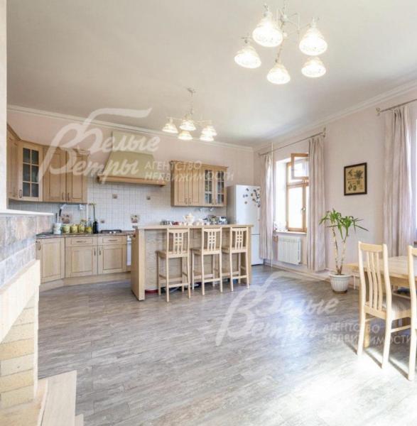 Просторная кухня-столовая с барным столом.