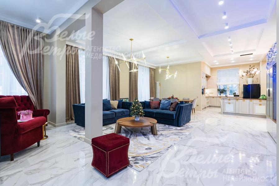 На полу крупный керамогранит под мрамор